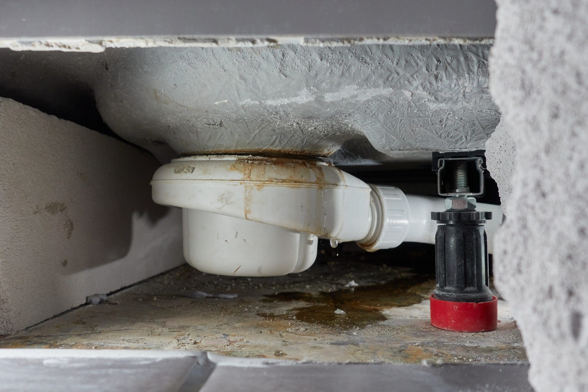 Defekter Siphon unter Waschbecken