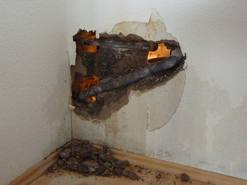 Rohrbruch in der Wand